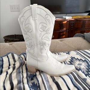 Elegant White Embroidered Heeled Boots